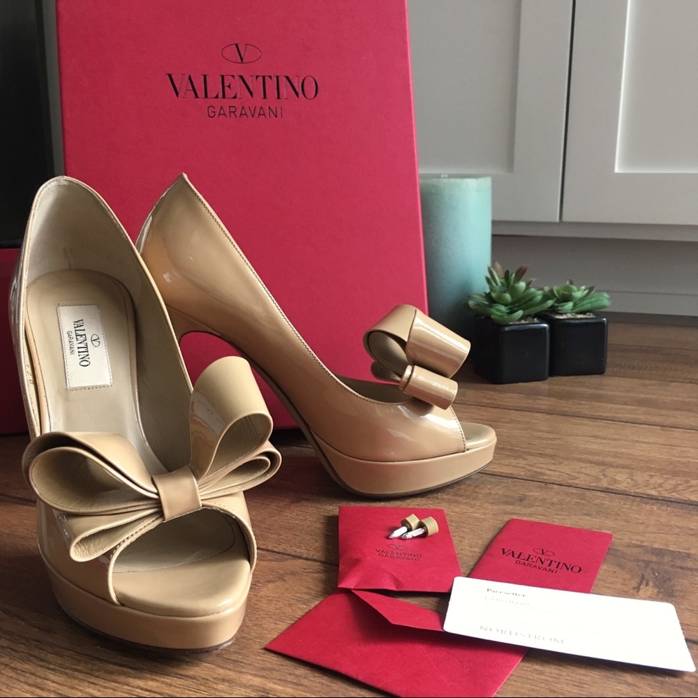 👋🏼🎁 SOLD❤️ Valentino Peep Toe Bow Pumps 36